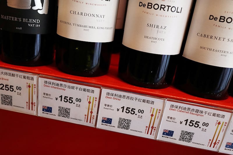 图为北京市进口酒贩售店中出售的澳洲葡萄酒。据报道,中国商务部已发布"临时决定草案",取消针对澳大利亚红酒加征的关税。(路透社图片)