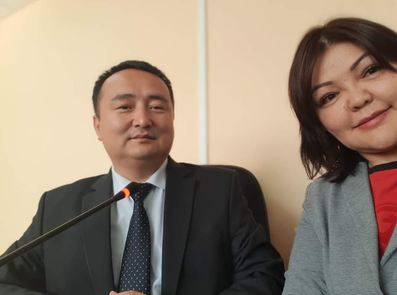 哈国人权领袖赛尔克坚与辩护律师艾曼。(志愿者提供/记者乔龙)